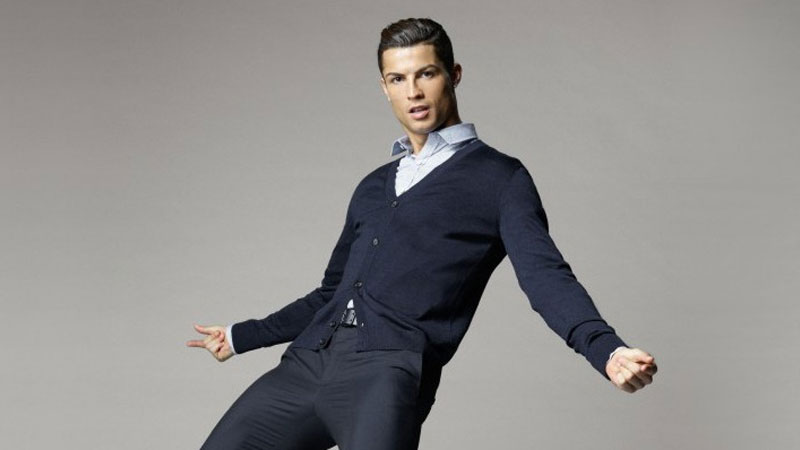 Hình nền Ronaldo cực kì đẹp trai trong trang phục vest